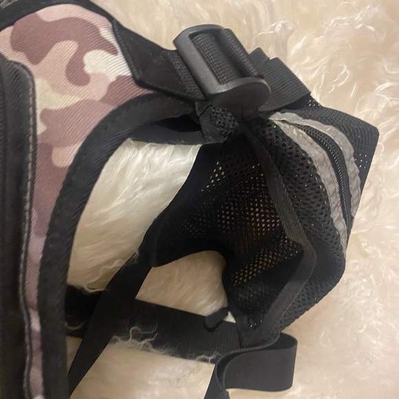 VGC 8/10 Camo tactical look Chest/running bag unisex!! - Picture 4 of 11